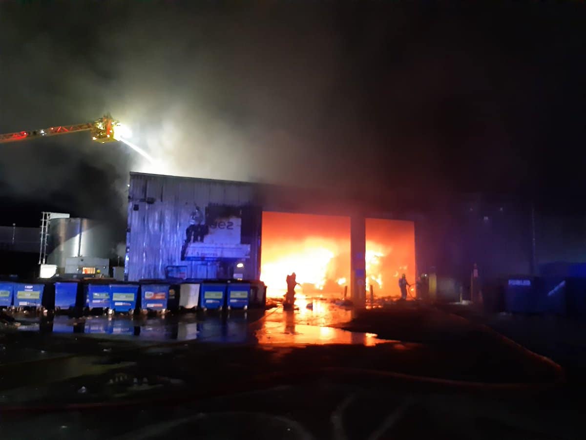 Update:over 100 Firefighters And 15 Fire Engines Are Battling A Massive Fire In West London