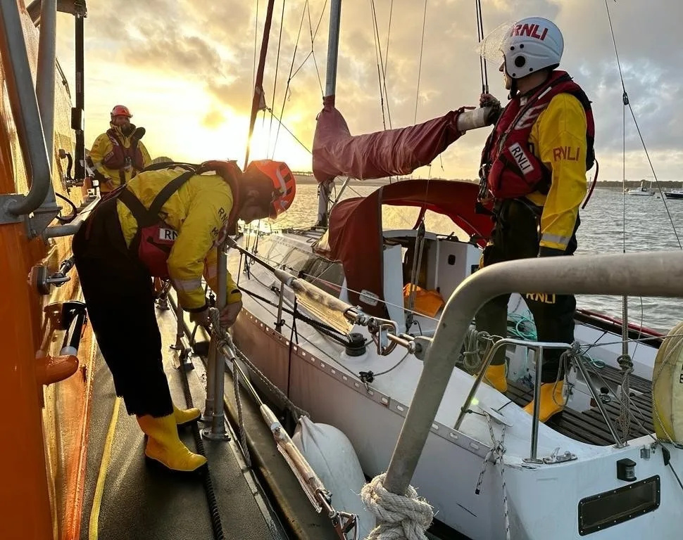 Selsey Lifeboat launched to assist a loan skipper of a small yacht â€“ (ID 532103)