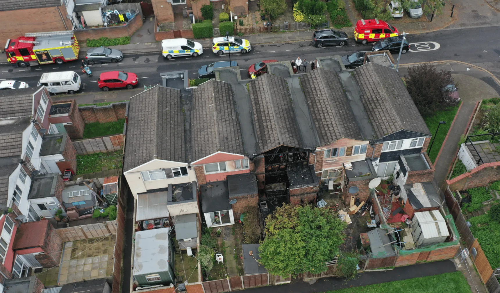 Ten cats feared dead after fatal blaze in Brentford claims man in his 30 with second person fighting for their lives â€“ (ID 533694)