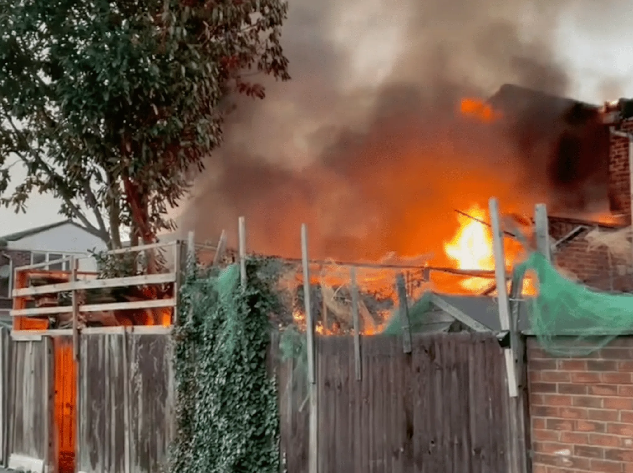 Fire crews called to ‘significant house fire’ in Brentford after reports of an explosion â€“ (ID 533627)