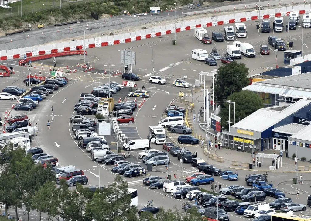 Summer Getaway Chaos: Drivers Warned of Weekend Carnage as Thunderstorm Warnings Trigger Gridlock – UKNIP