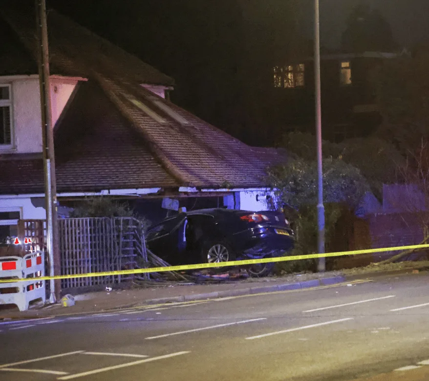 Car ploughs into property fracturing gas main after high speed Police chase in Orpington â€“ (ID 536170)