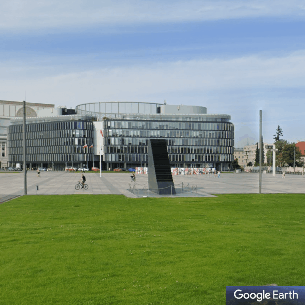 Police Successfully Resolve Incident At Warsaw Monument Amid Bomb Threat Reports