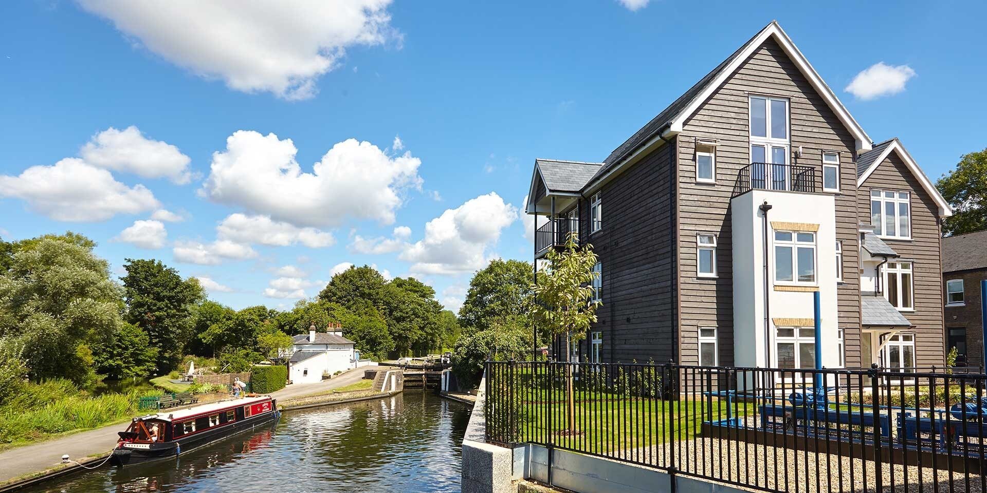 Police Called to Royal Quay in Harefield After Discovery of Body in Water