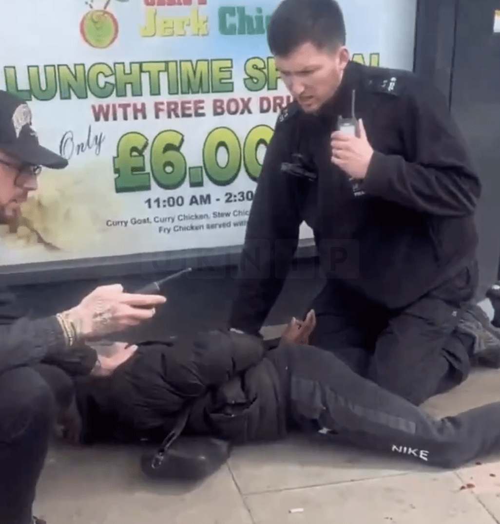 A Police Officer was hurt by a Machete styled knife