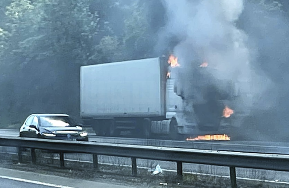 Lorry Fire Causes Disruption on M20 near Farningham
