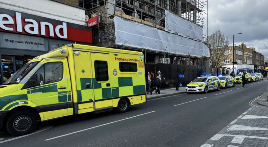 North End Road Fulham Stabbing in Broad Daylight Sees Two People Rushed to Hospital – UKNIP