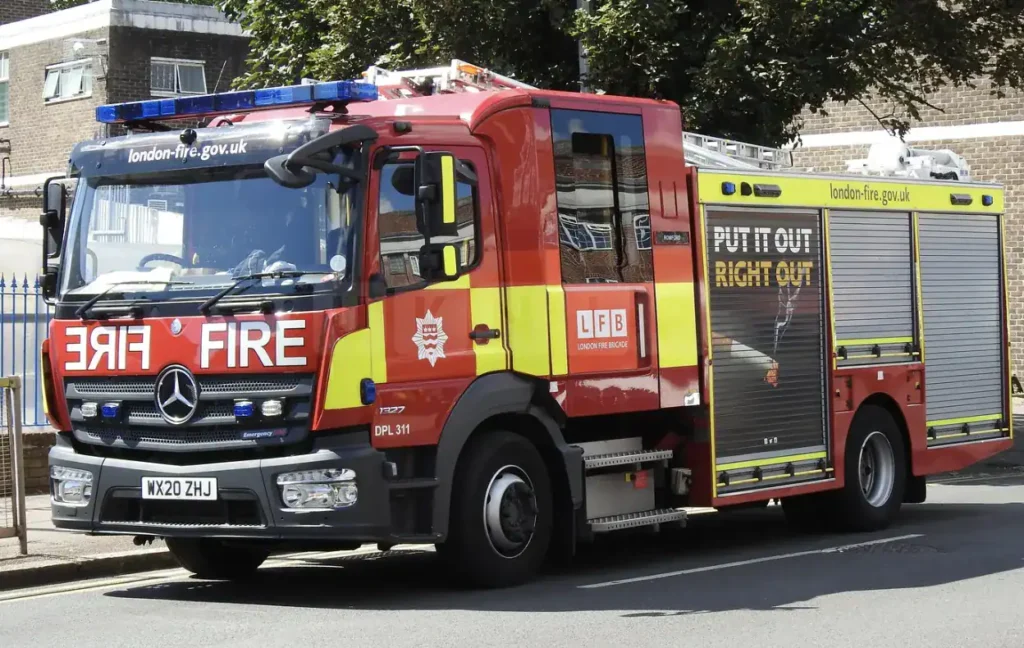 Tragic Early Morning House Fire in Romford Claims Lives as Residents Flee Through Window – UKNIP