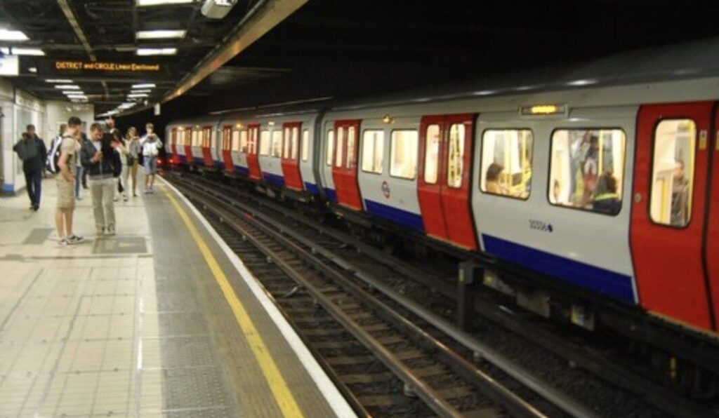 Emergency at Victoria Station: Passenger Trapped Between Train and Platform
