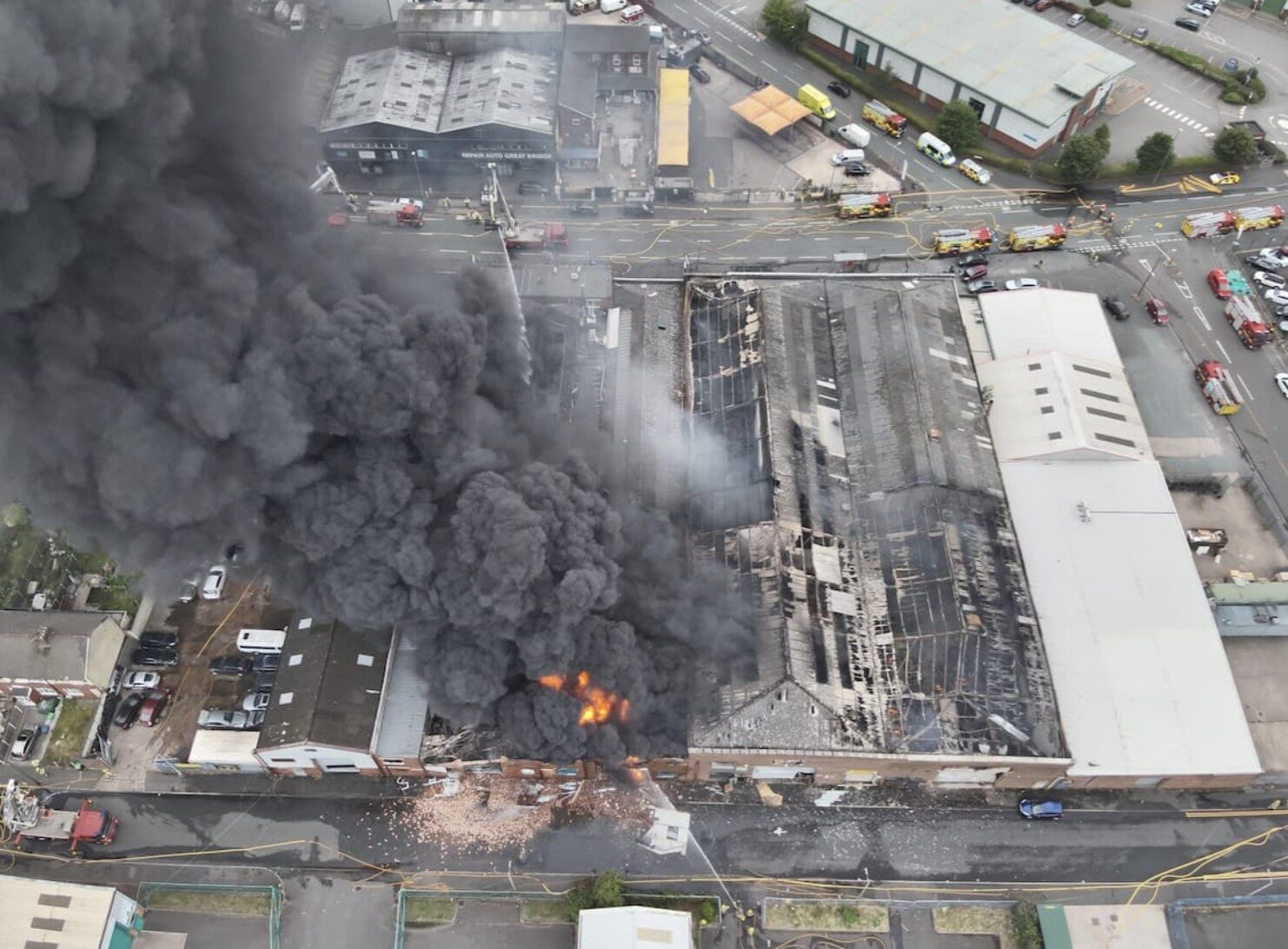 Massive Factory Blaze in West Bromwich – Over 100 Firefighters Battle Flames in Multi-Unit Industrial Fire