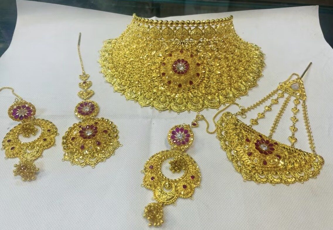 Half a Million Pounds Worth of Gold Stolen in Bromley Burglary as Police Release Images