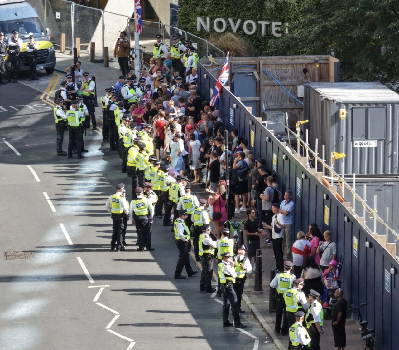 Six Arrested at Canary Wharf Protest Outside Asylum Hotel