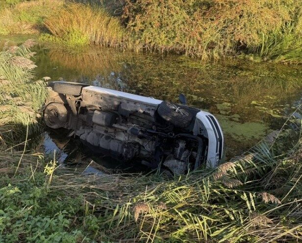 Driver Escapes Unharmed After VW Van Plunges Into Canal – UKNIP