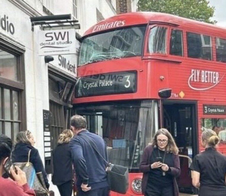 London Bus Crashes Into Westminster Dentist, One Injured – UKNIP
