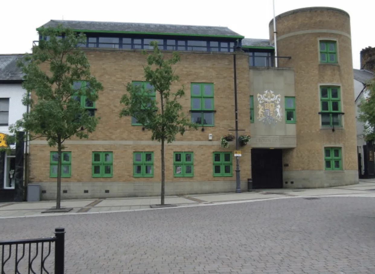 Officers tracked down a jewel thief who stole rings worth more than Â£10,000 from businesses in Maidstone and Bluewater and pursued her in…