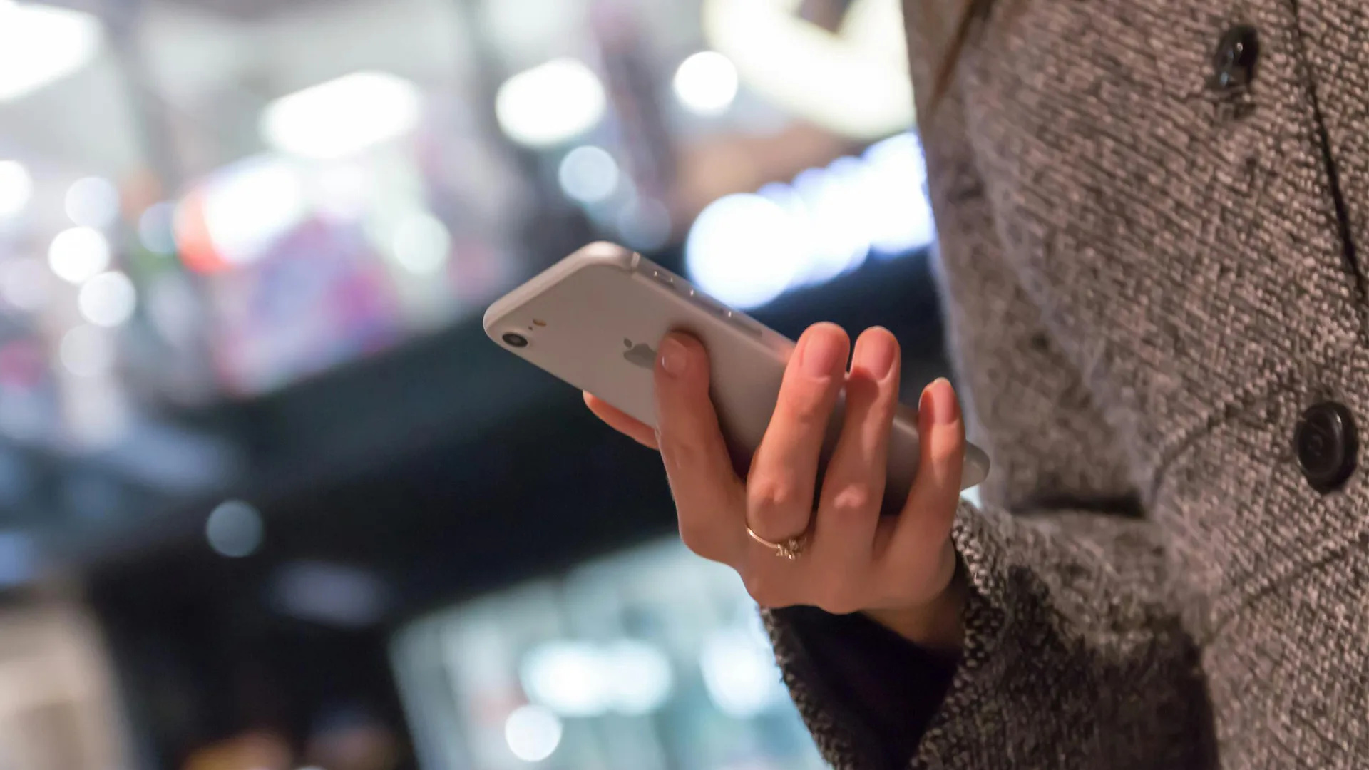 UK High Street Fades as Digital Gifting and Contactless Payments Surge in Popularity