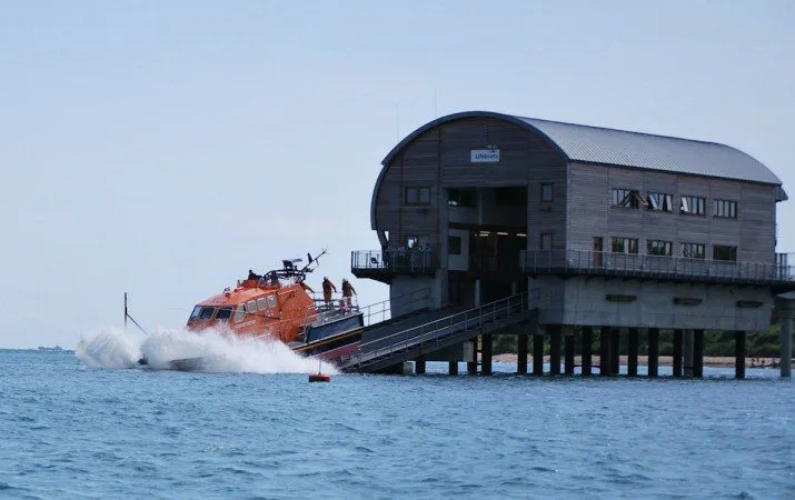 Bembridge Lifeboat Launches After Dinghy Debris Washes Up on Solent Beach