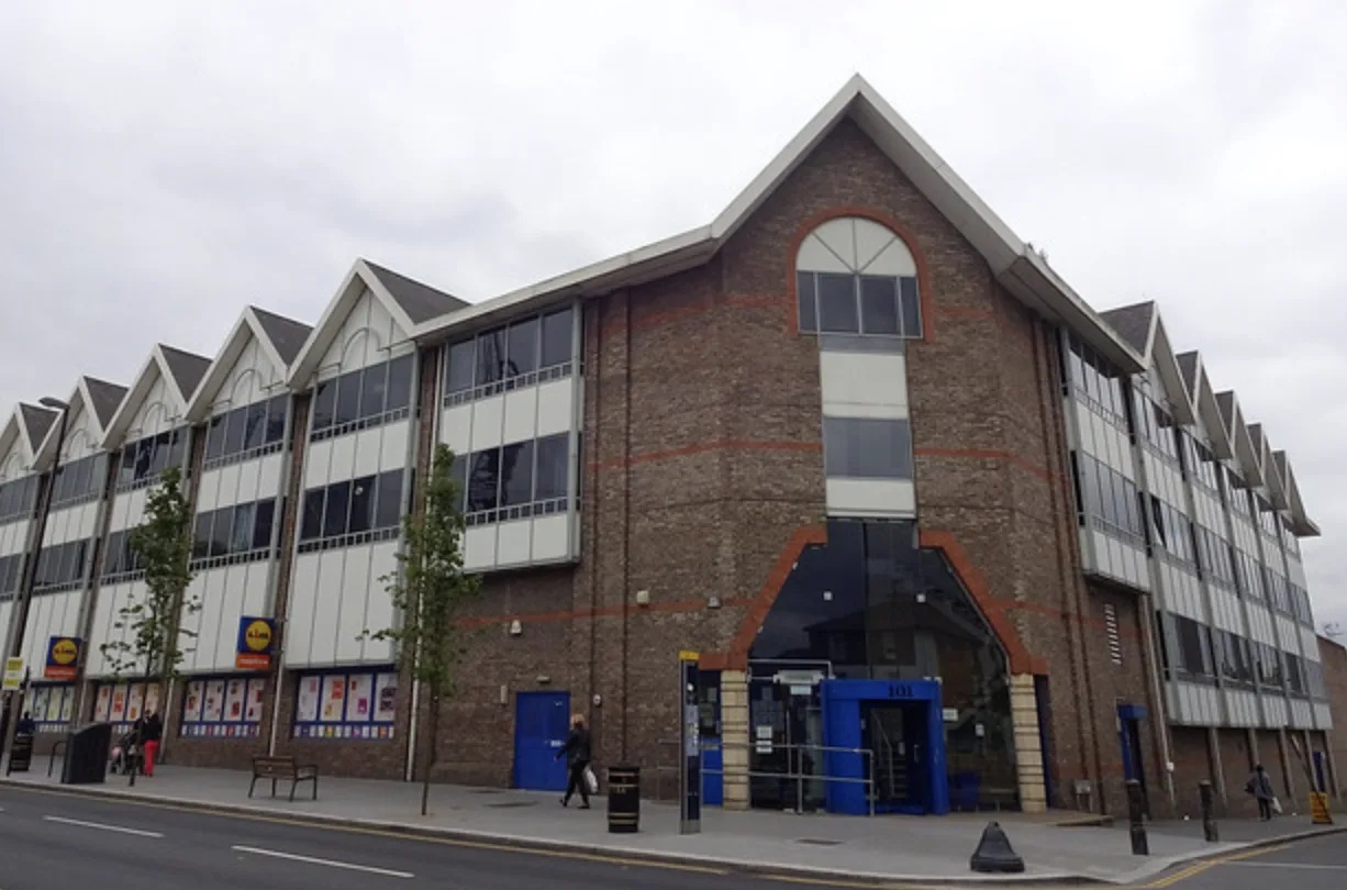 Man Stabbed and Sprayed in Face During Croydon Tribunal Clash â€“ Police Hunt Attacker