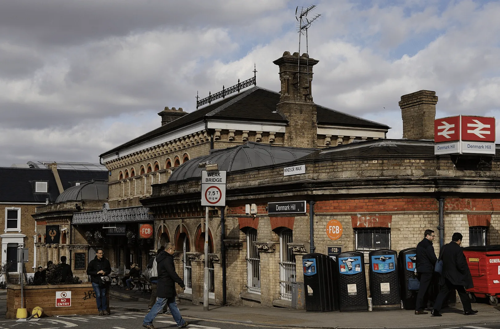 Denmark Hill Emergency Closure Sparks Chaos on London Victoria Rail Services with Delays Up to 50 Minutes