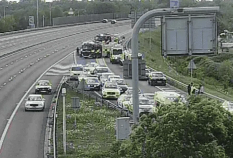 Child Dies and Several Injured as Minibus Overturns on M4 in Berkshire â€“ Major Delays and Road Closures