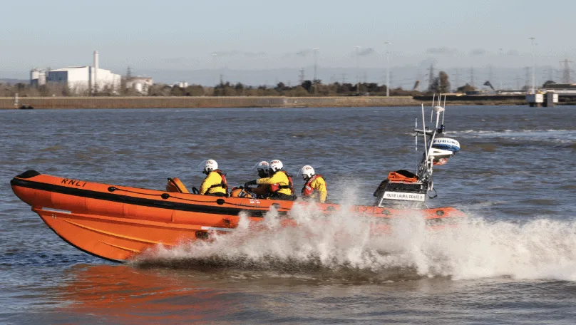 Yacht Skipper Suffers Suspected Broken Ribs After Falling Through Deck Hatch on Thames Near Dartford