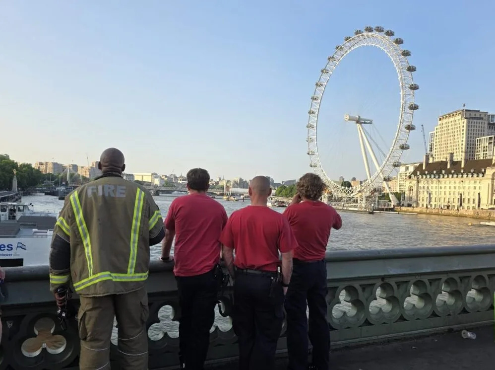 Chaos on Thames: Man Plunges from Blackfriars Bridge as Parachute Fails â€“ Major Rescue Underway