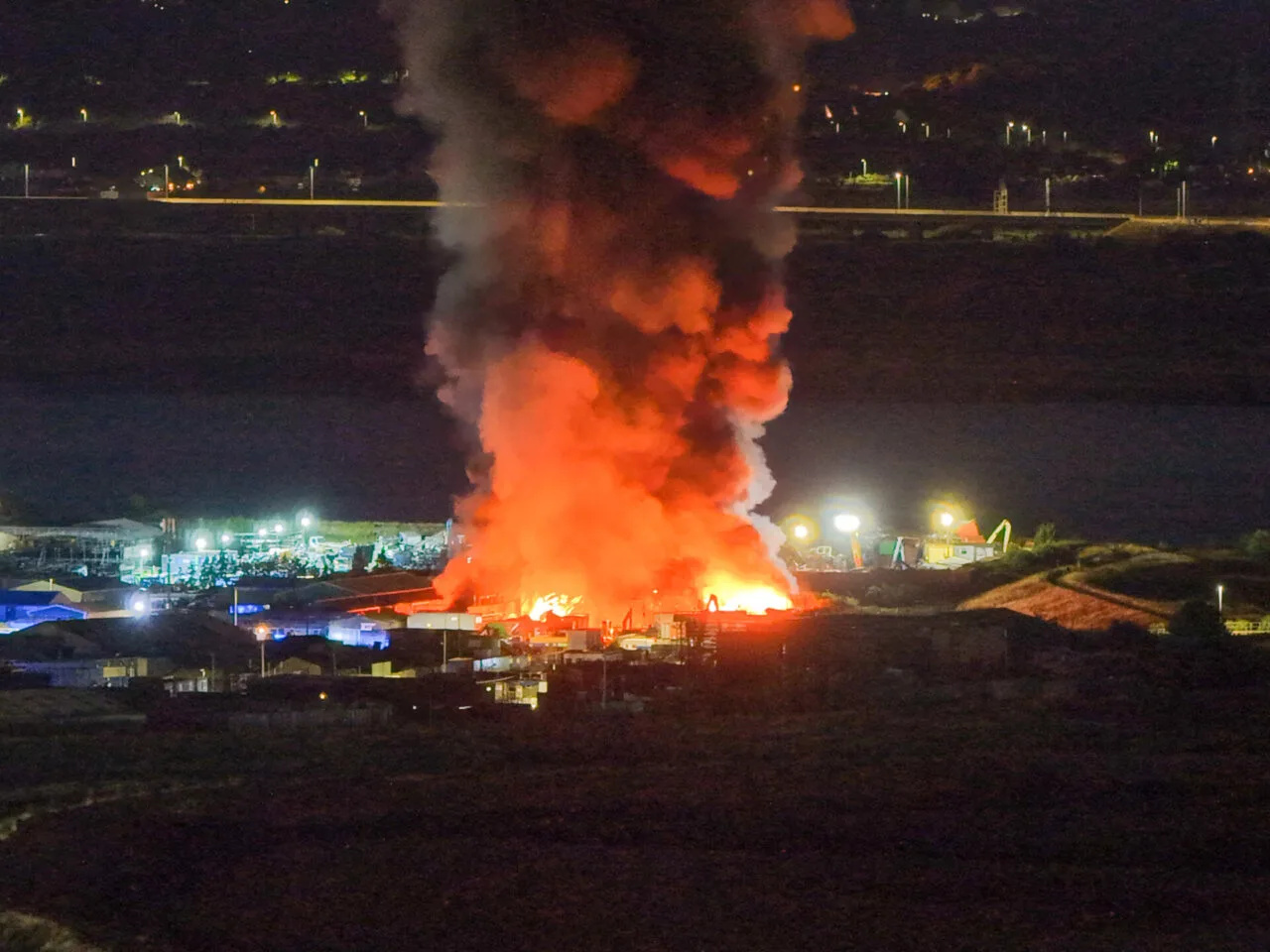 Major Ten-Pump Fire Breaks Out at Darent Industrial Park in Erith â€“ Explosions Reported