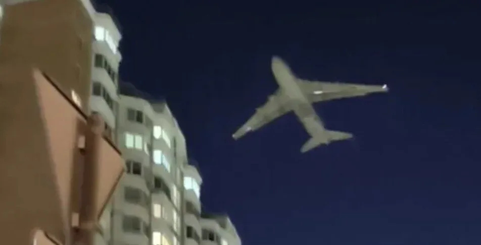 Giant Russian Cargo Plane Buzzes Moscow Flats to Dodge Swarm of Ukrainian Drones