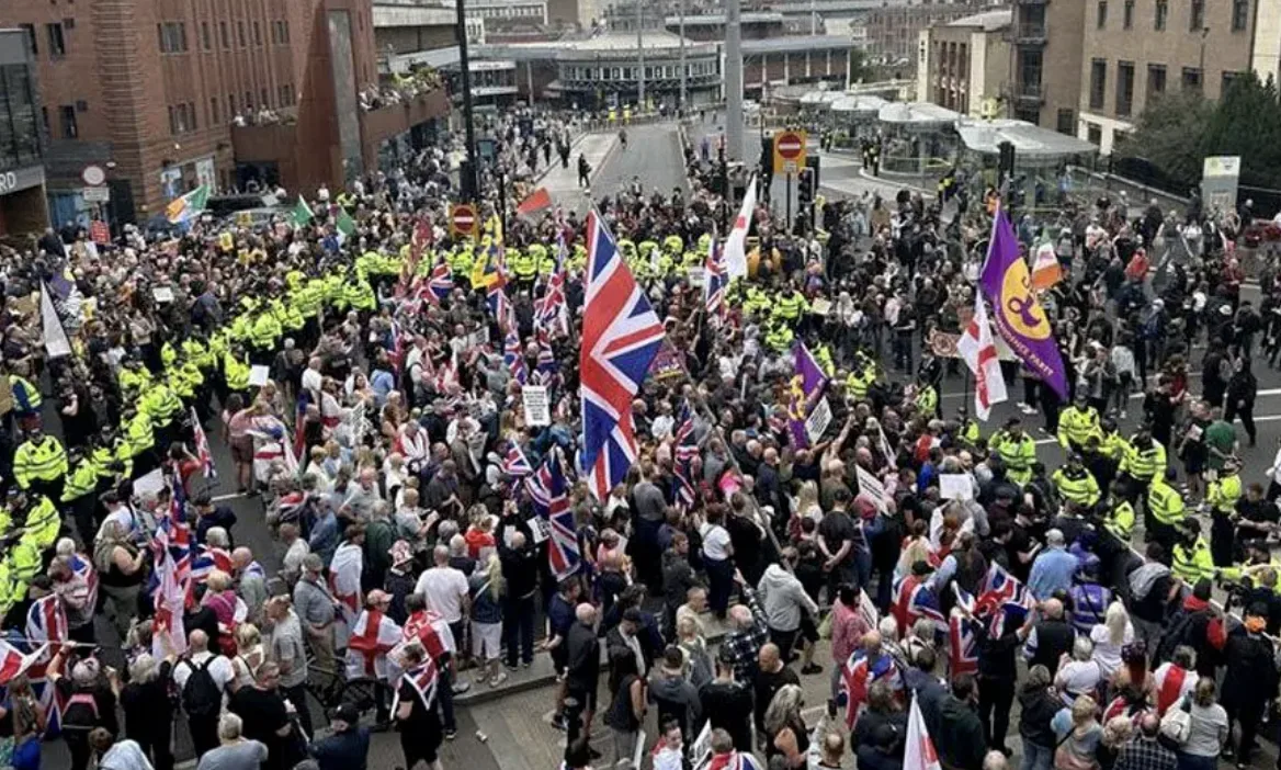 Met Police Block UKIP March to Stop Potential Chaos in Whitechapel