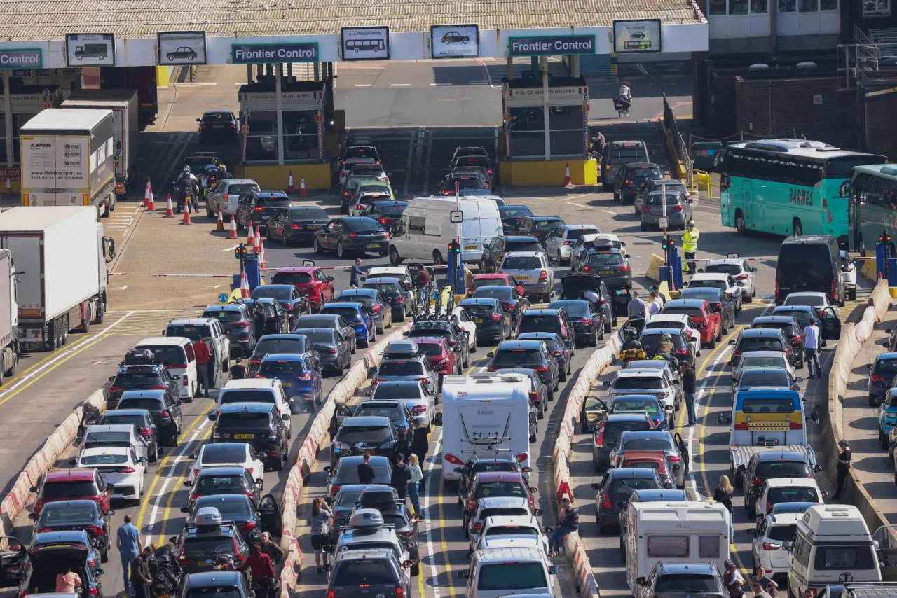 UK Tourists Face Lengthy EU Border Delays as New Biometric Entry System Rolls Out