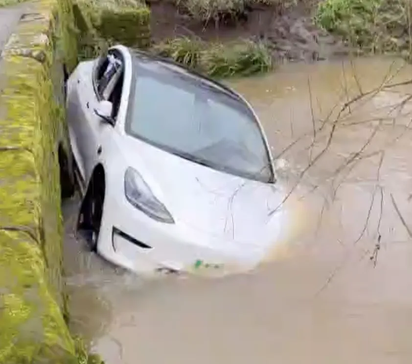 Tesla Stranded in Deceptive Flood at Notorious Shell Ford Near Droitwich â€” Driver Escapes Unharmed