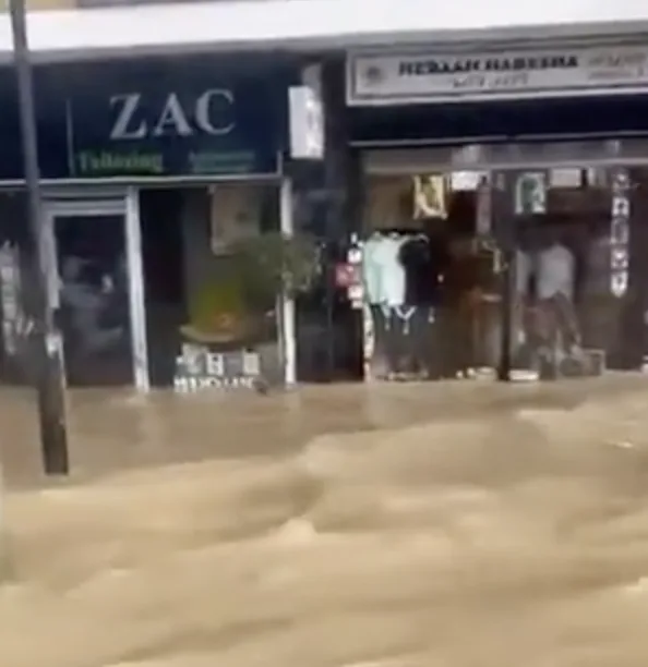 Burst Water Main Floods Caledonian Road N1 â€“ Major Bus 274 and Routes 17, 91, 259 Rerouted, Avoid Area Now