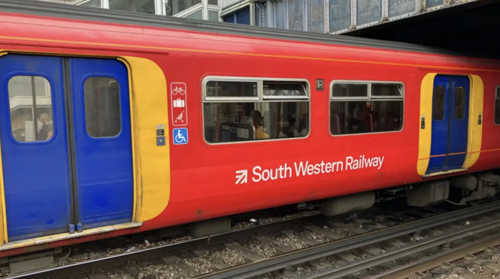 Emergency Incident Blocks All Trains Between Surbiton and Wimbledon â€“ Massive Delays Expected Until Evening