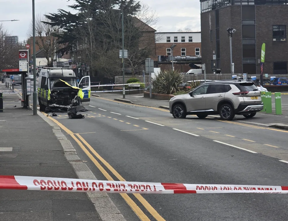 Police Van Racing to Emergency Crashes Into Car in Crook Log, Five Hospitalised