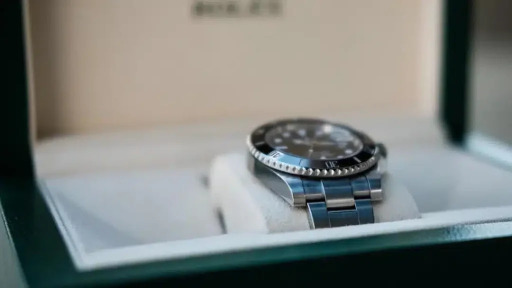 Watch scam gone wrong: Italian crook sells REAL Rolex, ends up in jail
