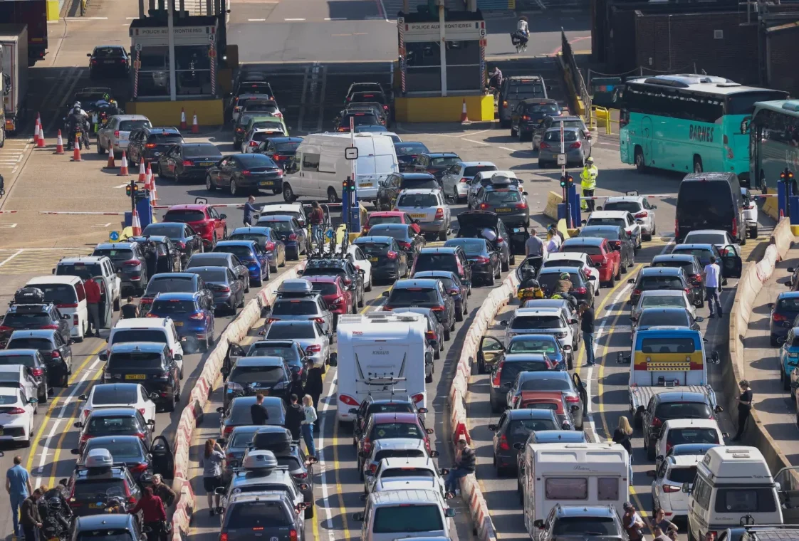 Dover Endures 4-Hour Delays Amid UK Bank Holiday Heatwave Warning