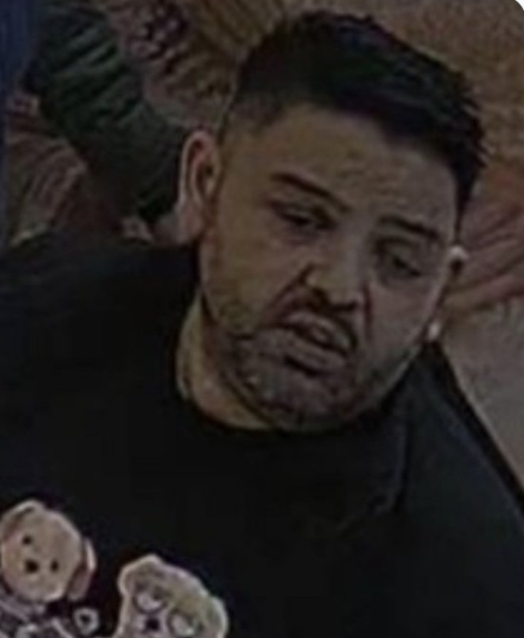 Police release image after £5,000 of gold jewellery stolen from Birmingham shop
