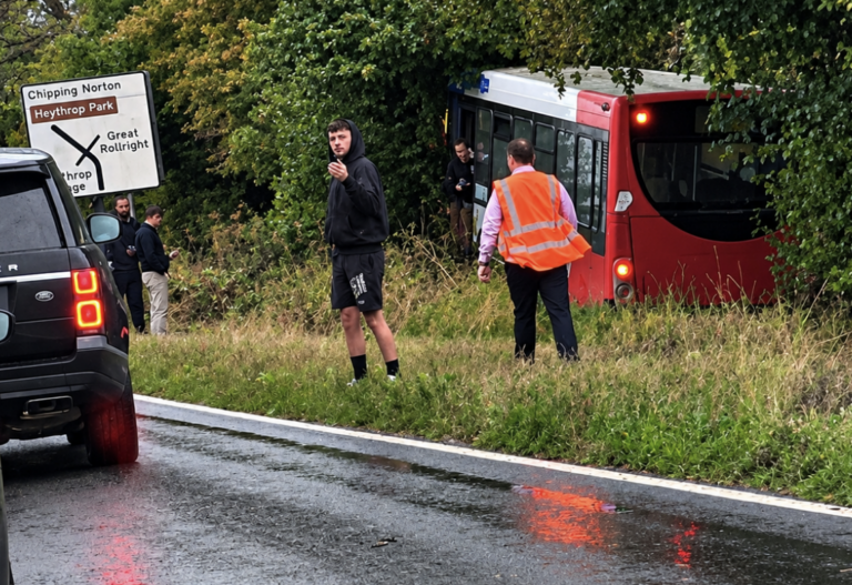 Bus crashes on A361 between Chipping Norton and Bloxham as road closed