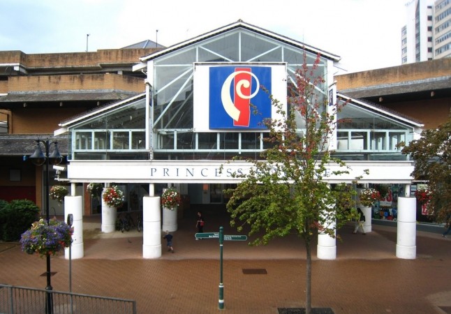 Police Cordon Off  Area Around A Shopping Centre In Bracknell