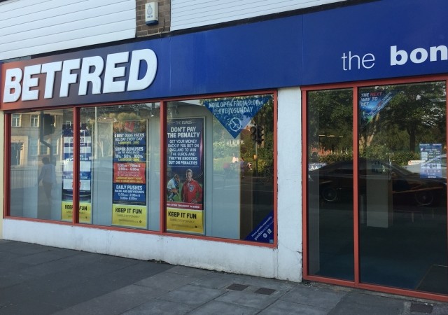 Armed Robbers With Kitchen Knives  Holds Up Betting Shop In Southsea