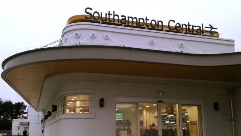 Trio Threaten Man With Glass Bottle And Rain Down Blows After Attempted Street Robbery In Southampton